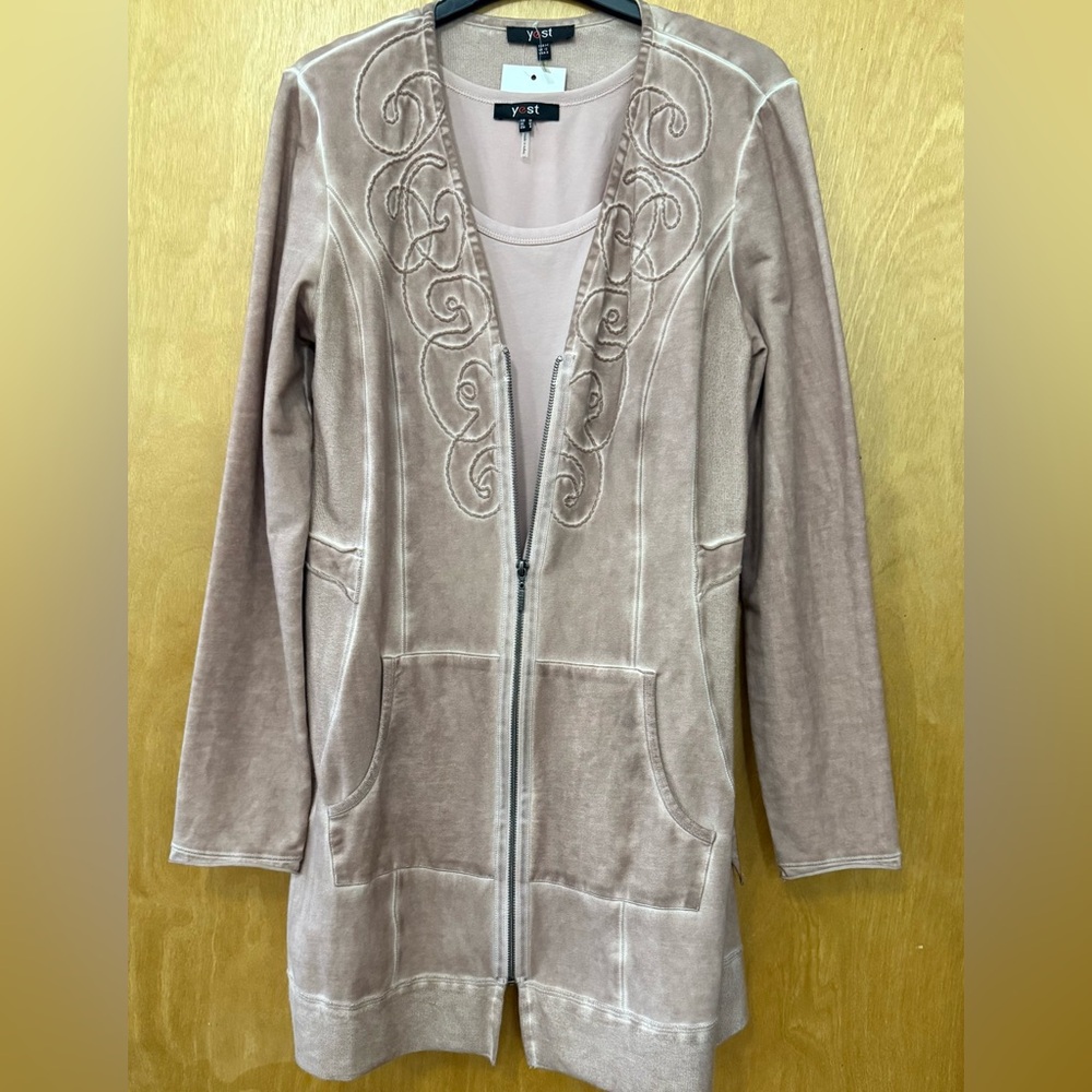 Like new! Yest medium dusty pink color 2 zip up
And coordinating tank under it